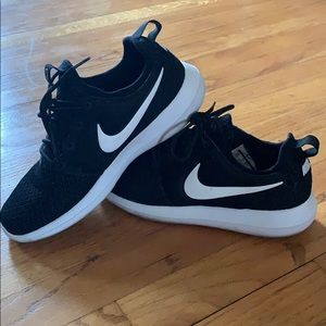 Black Nike Roshe Sneakers